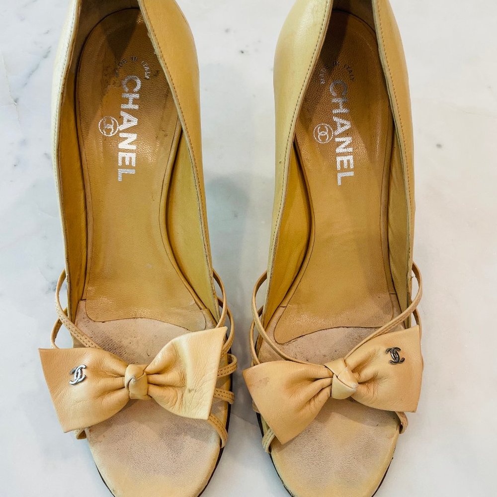 Chanel Vintage Dainty Leather Bow Pumps